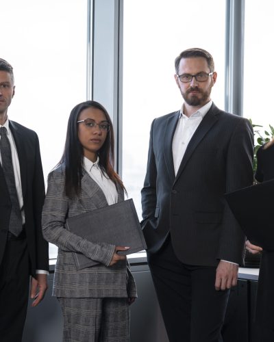 medium-shot-business-team-posing